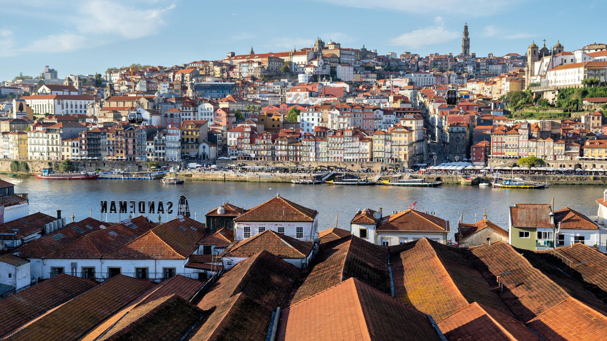 Ausblick von Vila Nova de Gaia über die Häuser der Uferpromenade hinweg auf den Douro und die Stadt Porto
